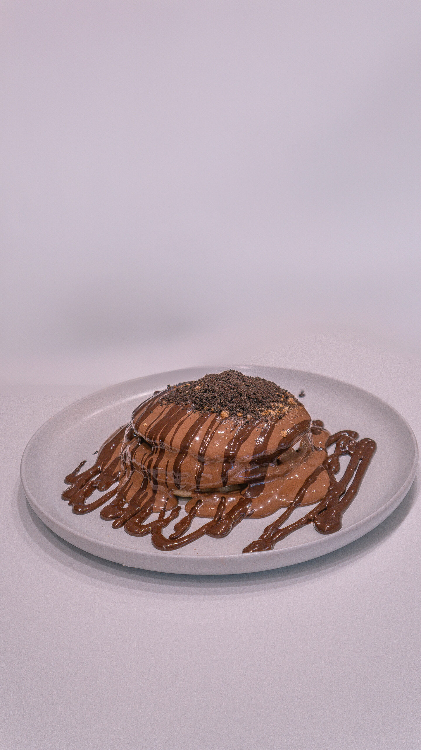 Cookie crumble pancakes with vanilla cream